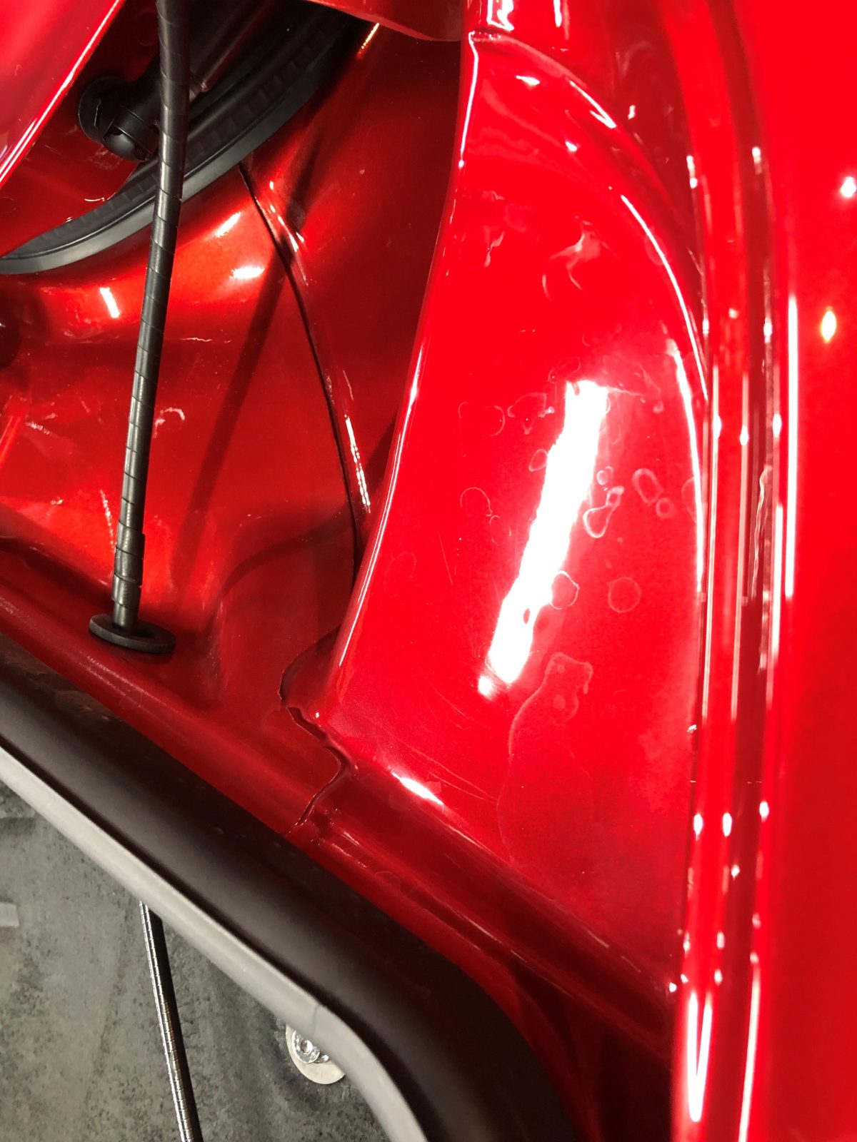 フェラーリ 812 gts 新車 ドア内 シミ