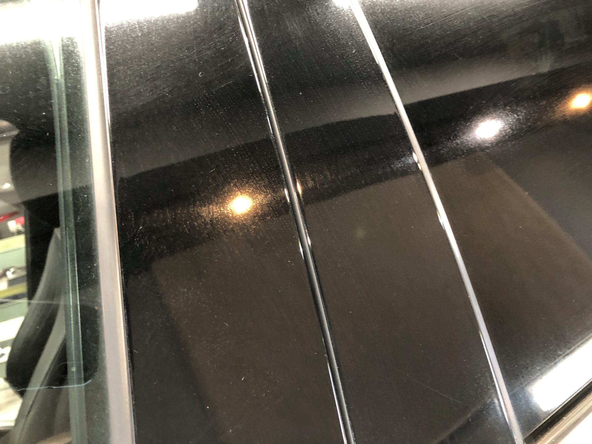 メルセデスベンツ E250 ピラーピアノブラック スケール