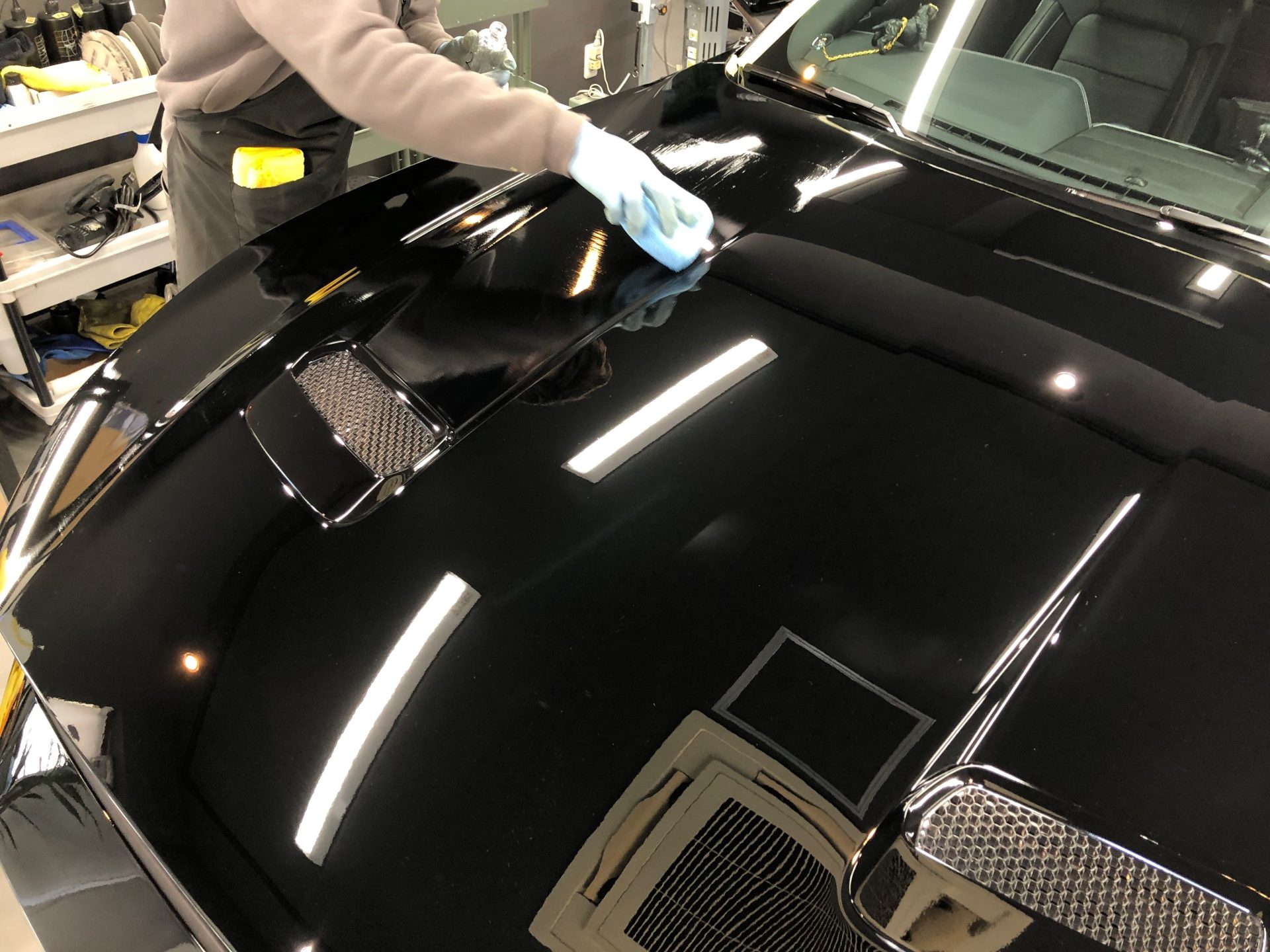 フォードマスタングGT ファインラボヒールプラス塗布風景